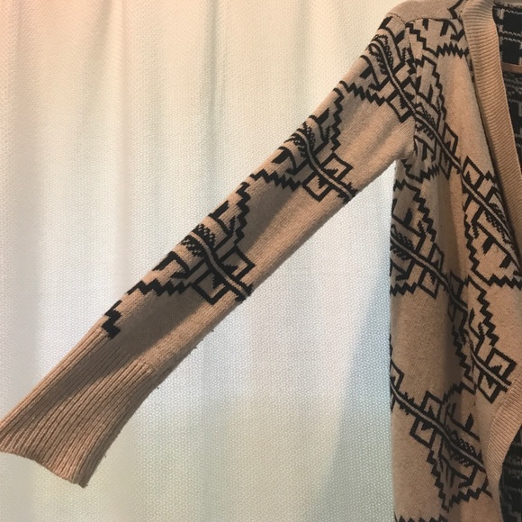 Urban Outfitters Aztec Wrap - Picture 3 of 6
